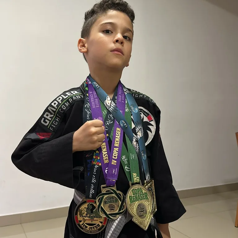 Théo Bento com suas medalhas de Jiu-Jitsu