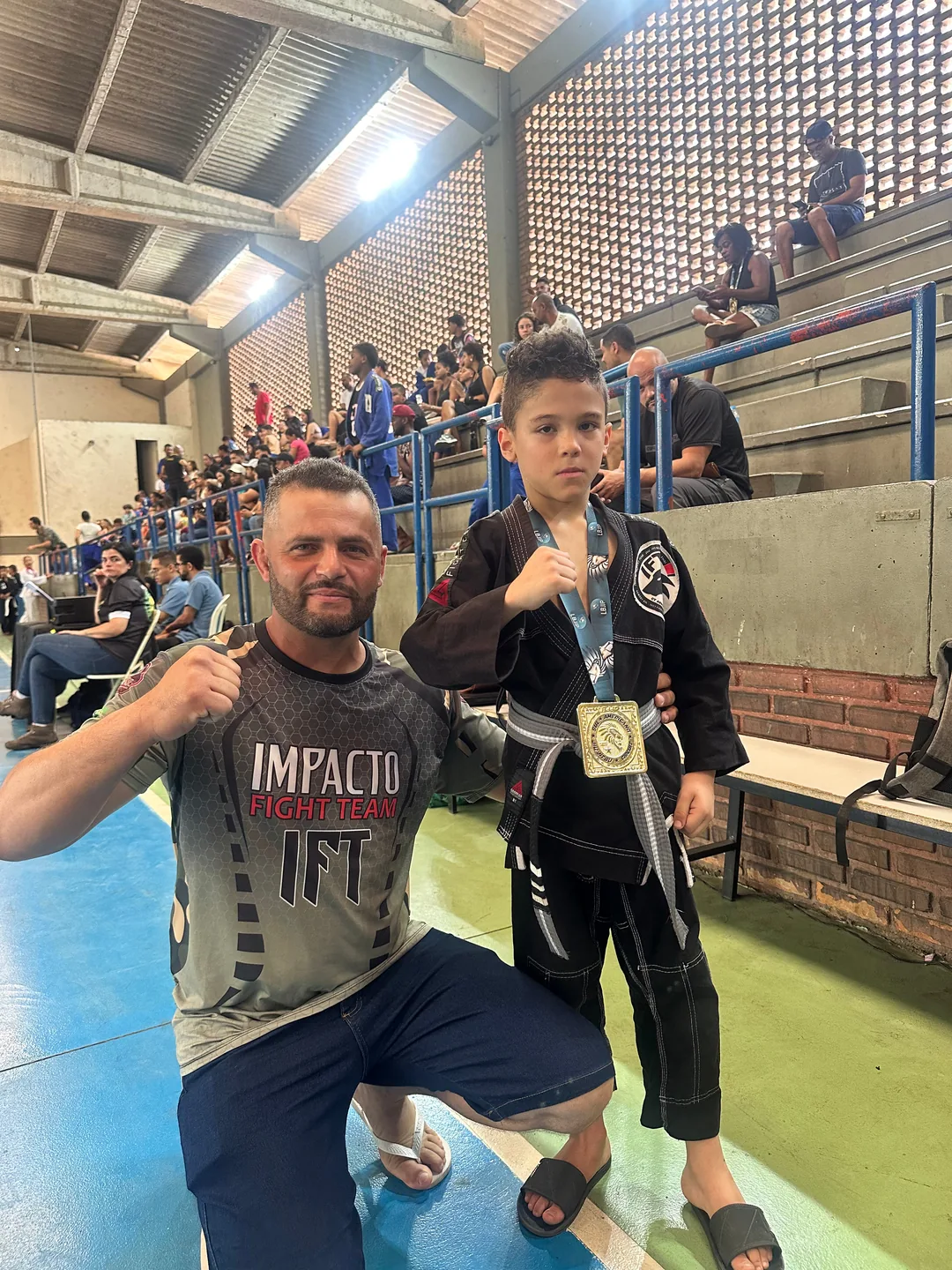 Théo com seu treinador